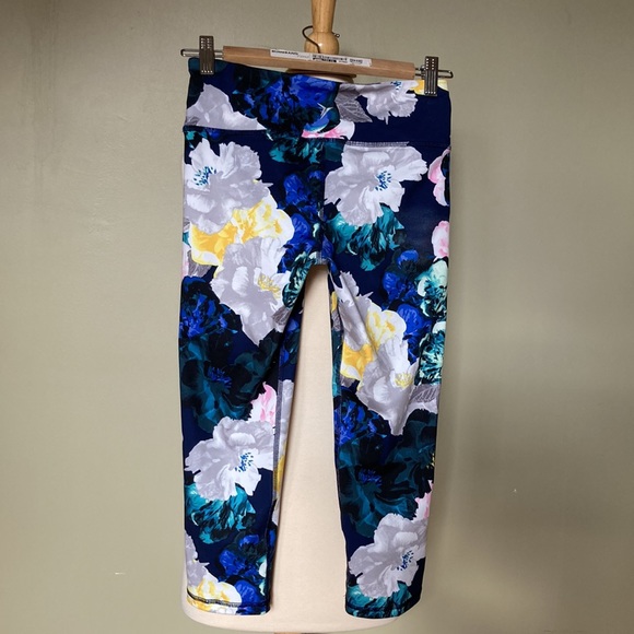 OLD NAVY Floral Navy Capri Go-Dry Compression Crop Leggings EUC - Picture 3 of 5